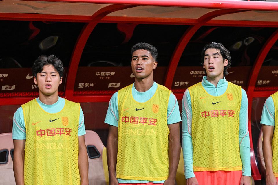 国足首秀不怯场！19岁中非混血新星交出全能数据 名记盛赞：可圈可点